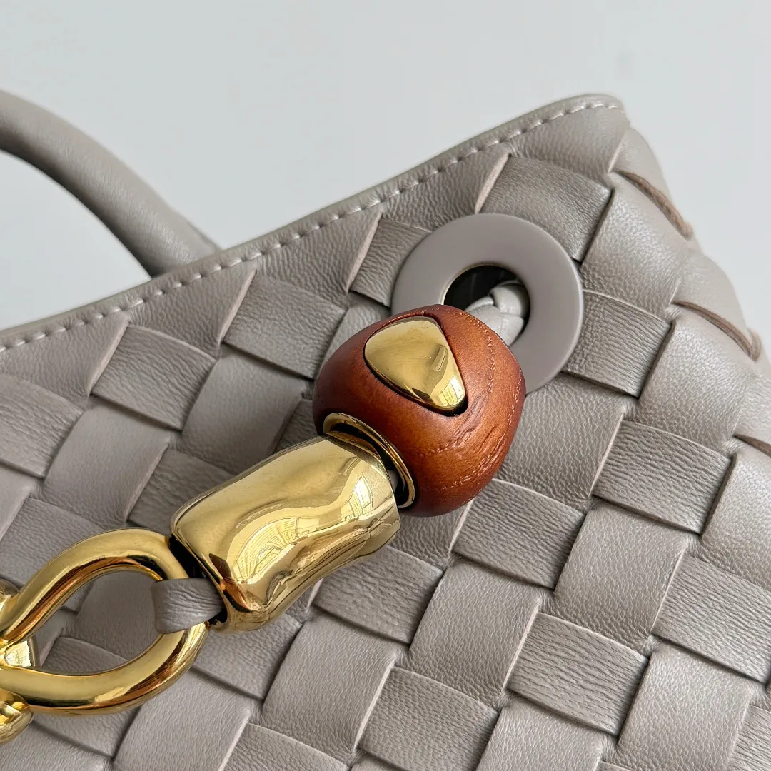 The new Andiamo batch of 3060 BV is shipped‼ ️The classic intercciato weaving process is used to create a soft bag, the metal knot is made of micro-cast aluminum using jewelry technology🪢, and the decorative beads are made of metal and hand-polished oak, allowing you to jump repeatedly between elegance and fun💃, making it unpredictable. Classic and versatile, it shows off your temperament, and the bag has a large capacity, making it very convenient for daily commuting! It has a variety of carrying methods, the shoulder straps can be adjusted by yourself, the original lambskin feels soft and delicate, and the unisex style breaks gender boundaries and brings a more practical and long-lasting use experience. The Andiamo, which has both elegant and casual styles, perfectly interprets the "fashionable old money style". Style number: 743568+wood hardware Color: stone gray Size: 25*22*10.5cm